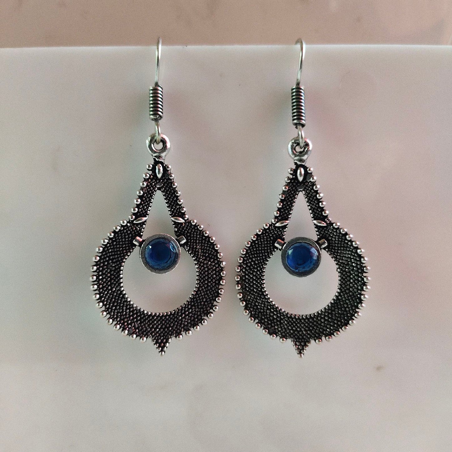 0001HKBLU Brass oxidised earring