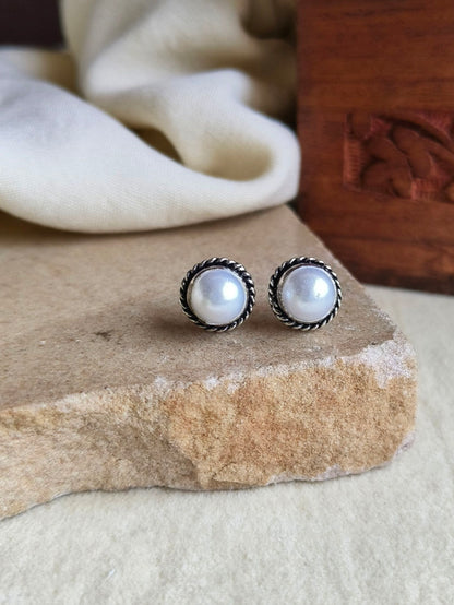 2009OXST  Handmade Silver look Pearl stud