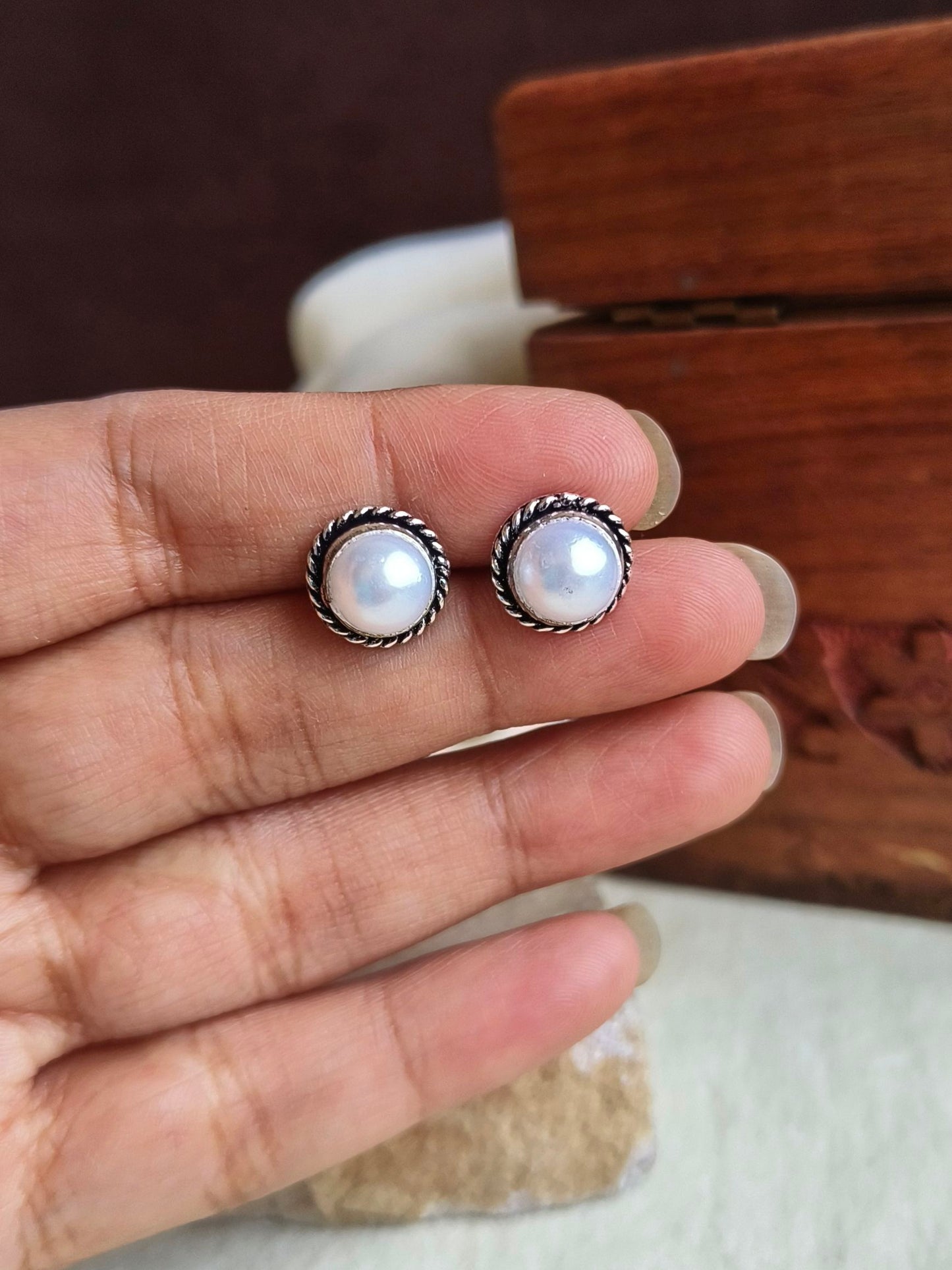 2009OXST  Handmade Silver look Pearl stud