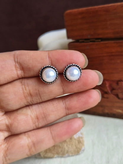 2009OXST  Handmade Silver look Pearl stud