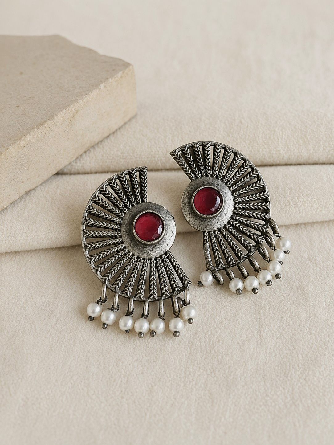 Silver Look Alike Oxidised Earring 10783STRED