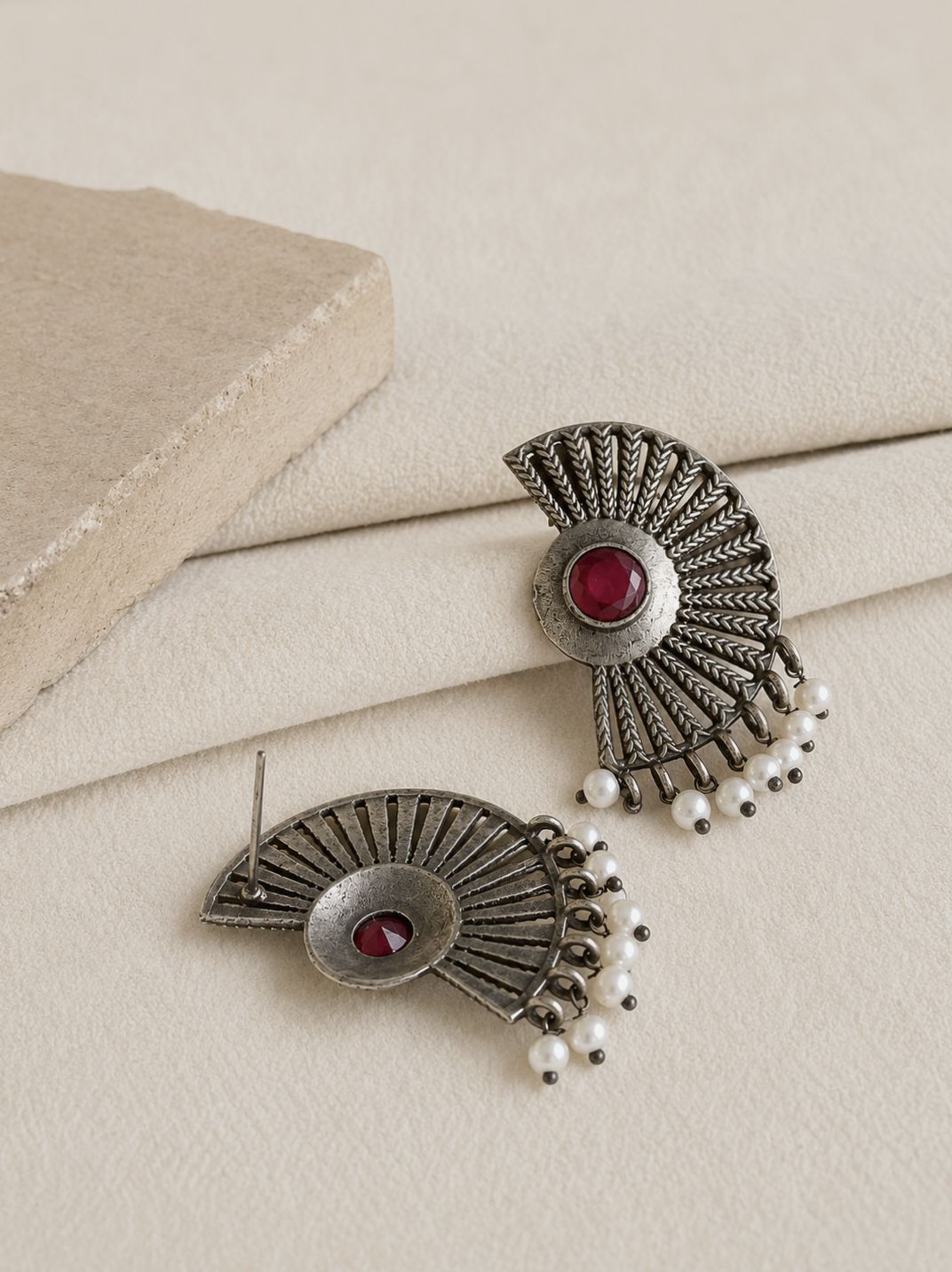 Silver Look Alike Oxidised Earring 10783STRED
